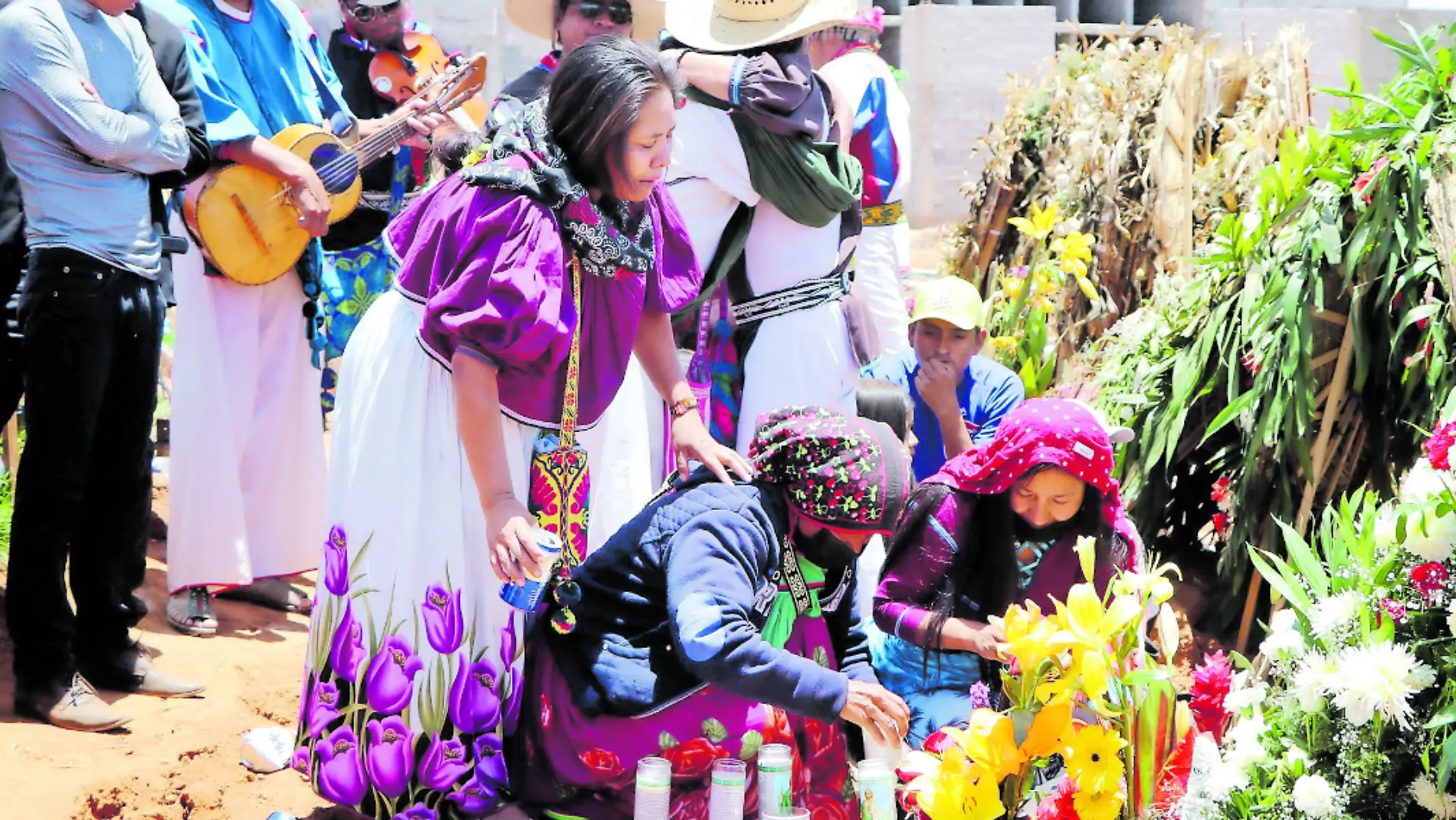 Sepeleio de jóvenes wixáricas en Zacatecas